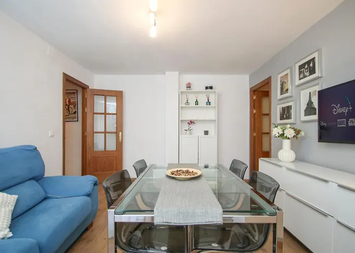 Spacious 2 Bedroom Apt In The Heart Of Triana