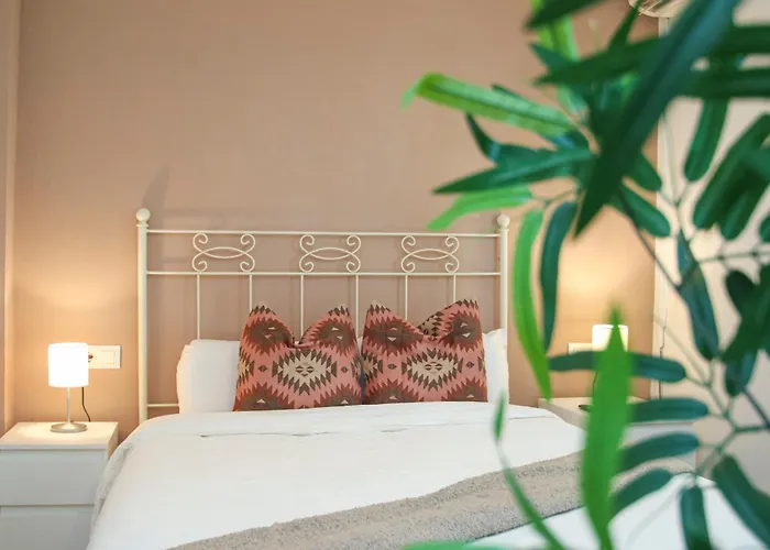 Spacious 2 Bedroom Apt In The Heart Of Triana
